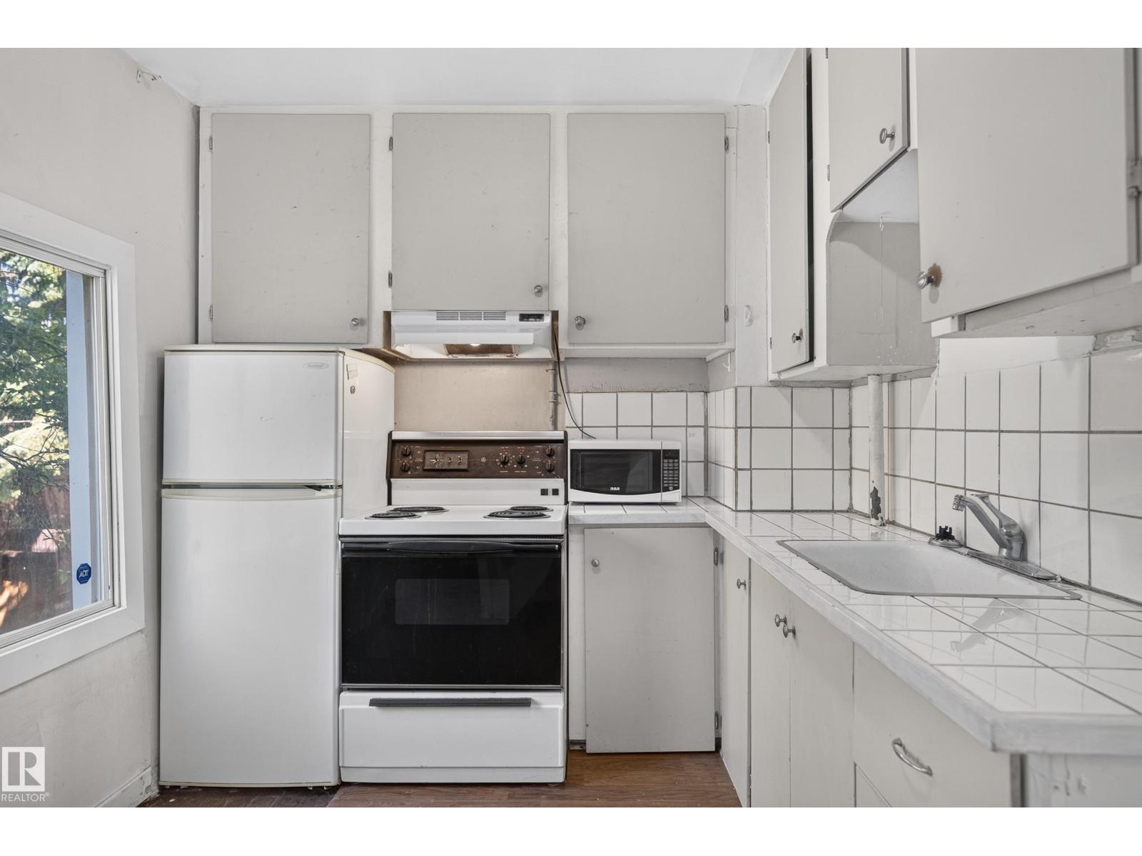 11708 79 ST NW - 7