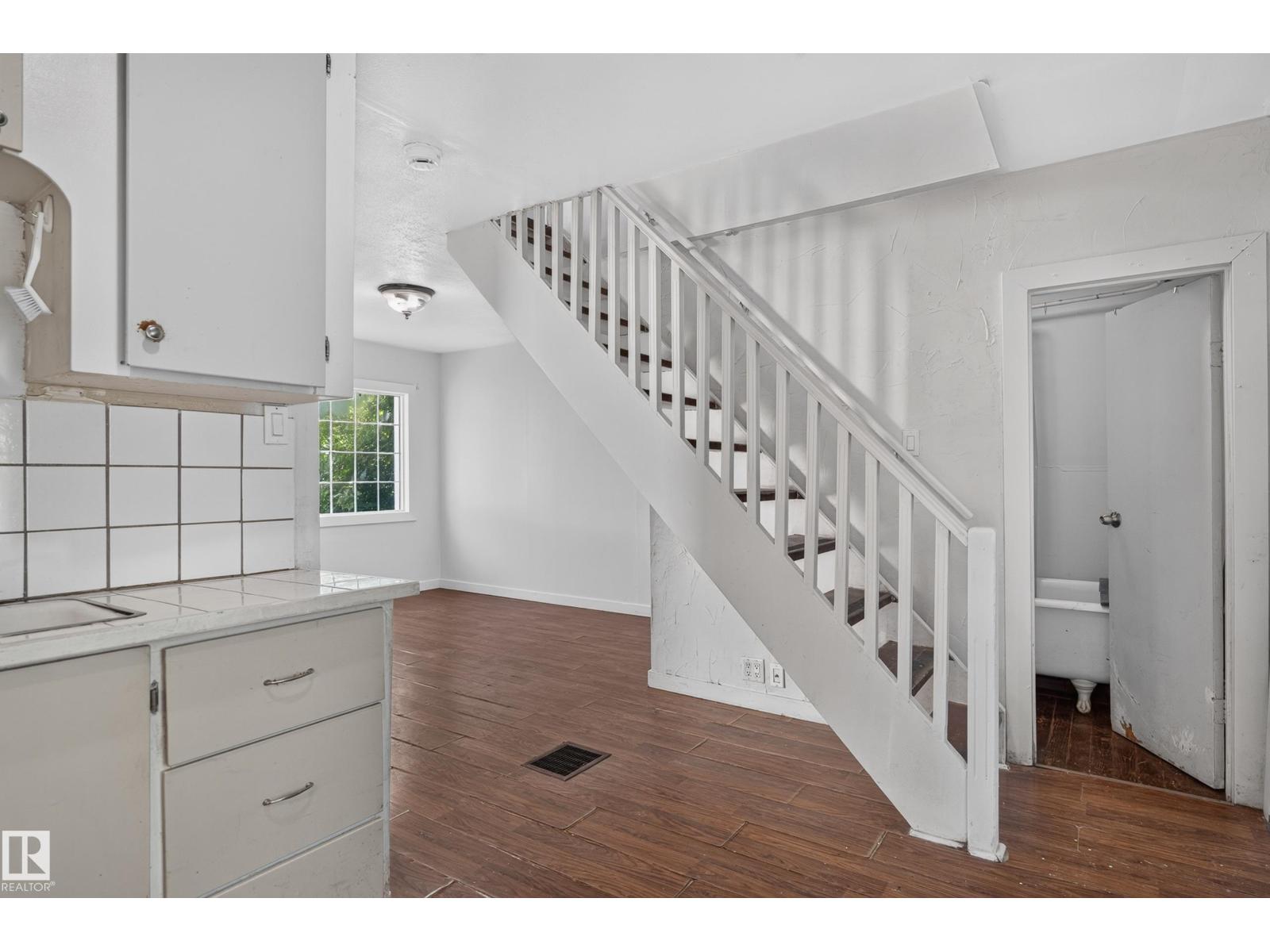 11708 79 ST NW - 9