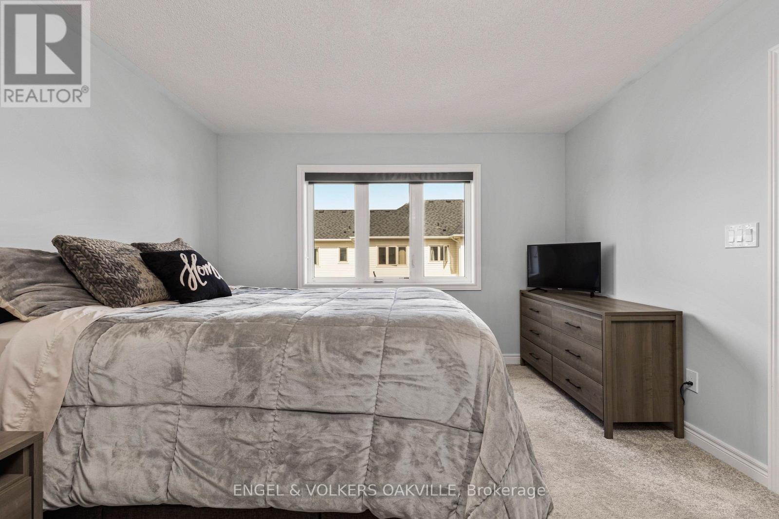 44 CLIFFORD CRESCENT - 29