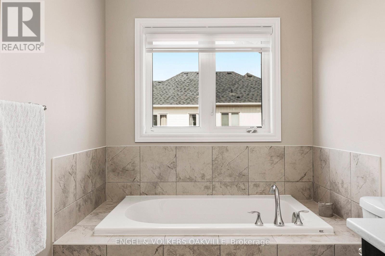 44 CLIFFORD CRESCENT - 32