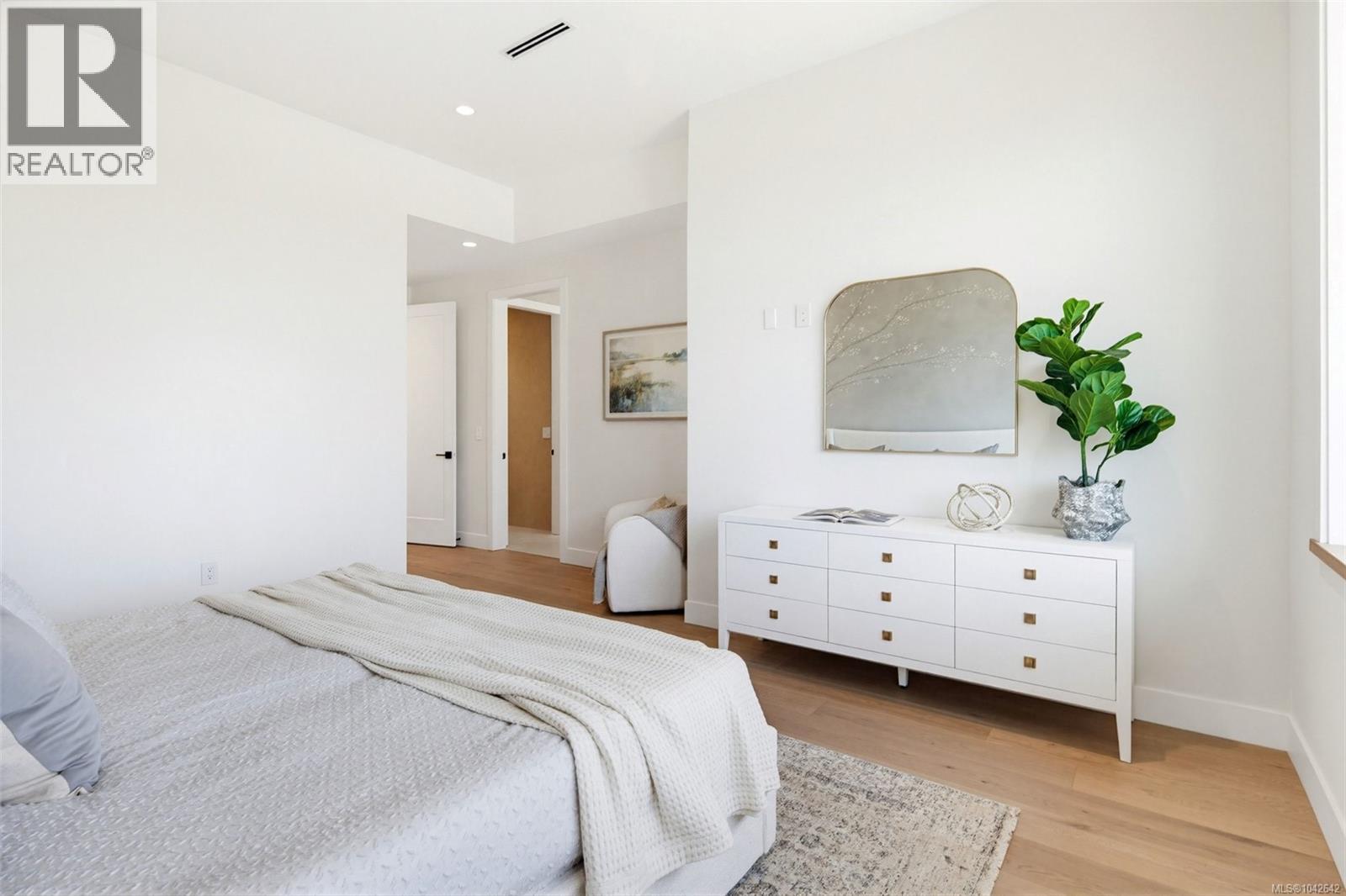 #1 3022 Cadboro Bay Rd - 22