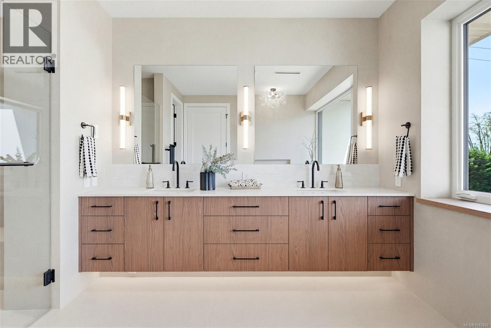 #1 3022 Cadboro Bay Rd - 23