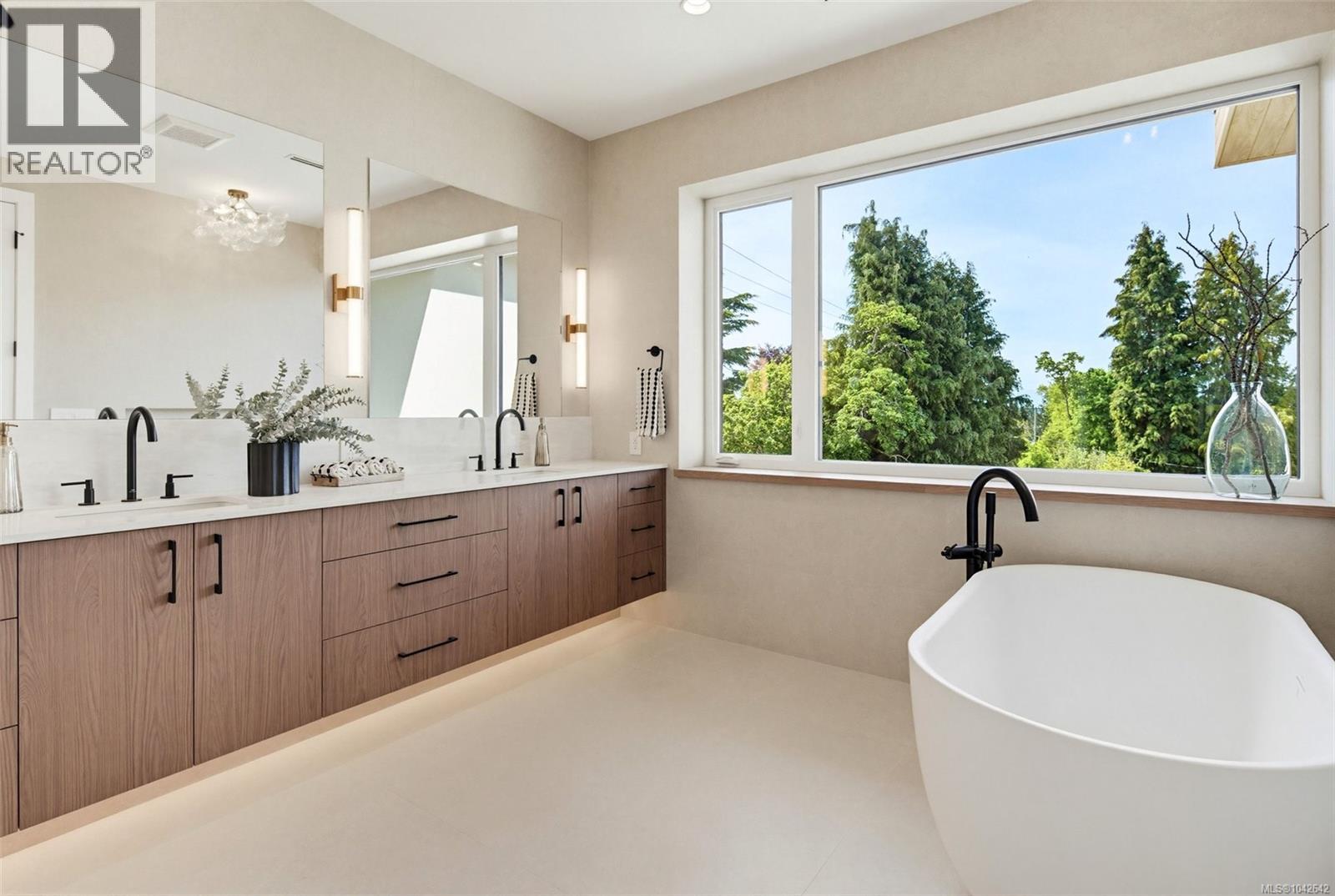 #1 3022 Cadboro Bay Rd - 24