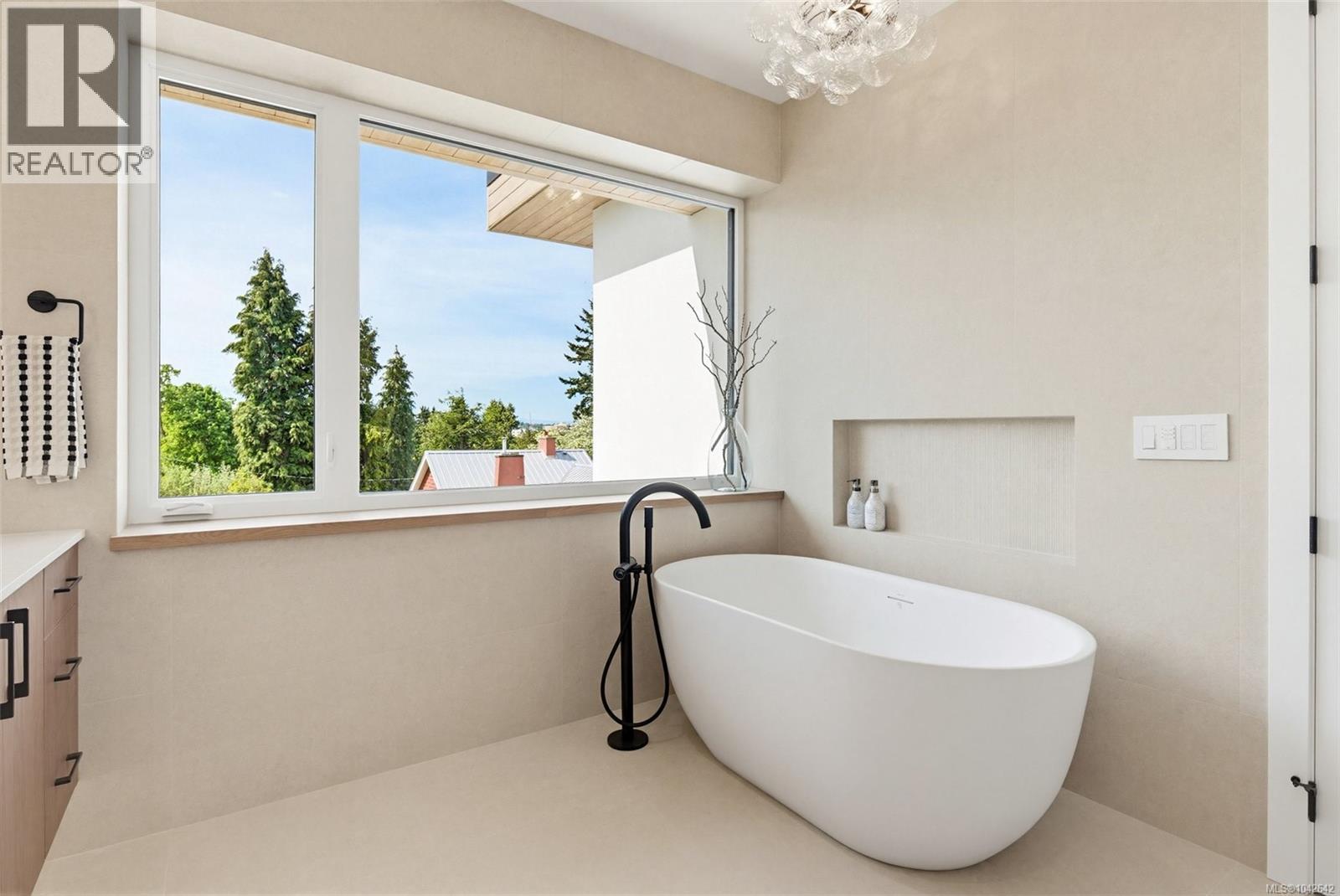 #1 3022 Cadboro Bay Rd - 25