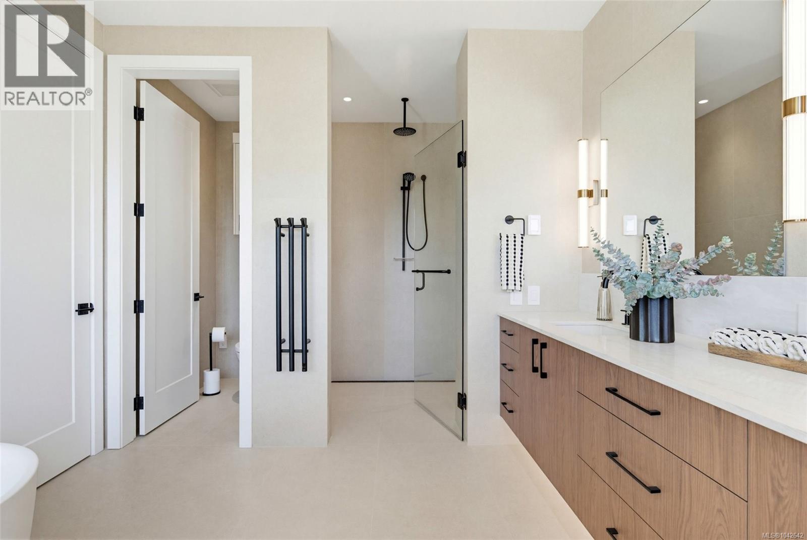 #1 3022 Cadboro Bay Rd - 26