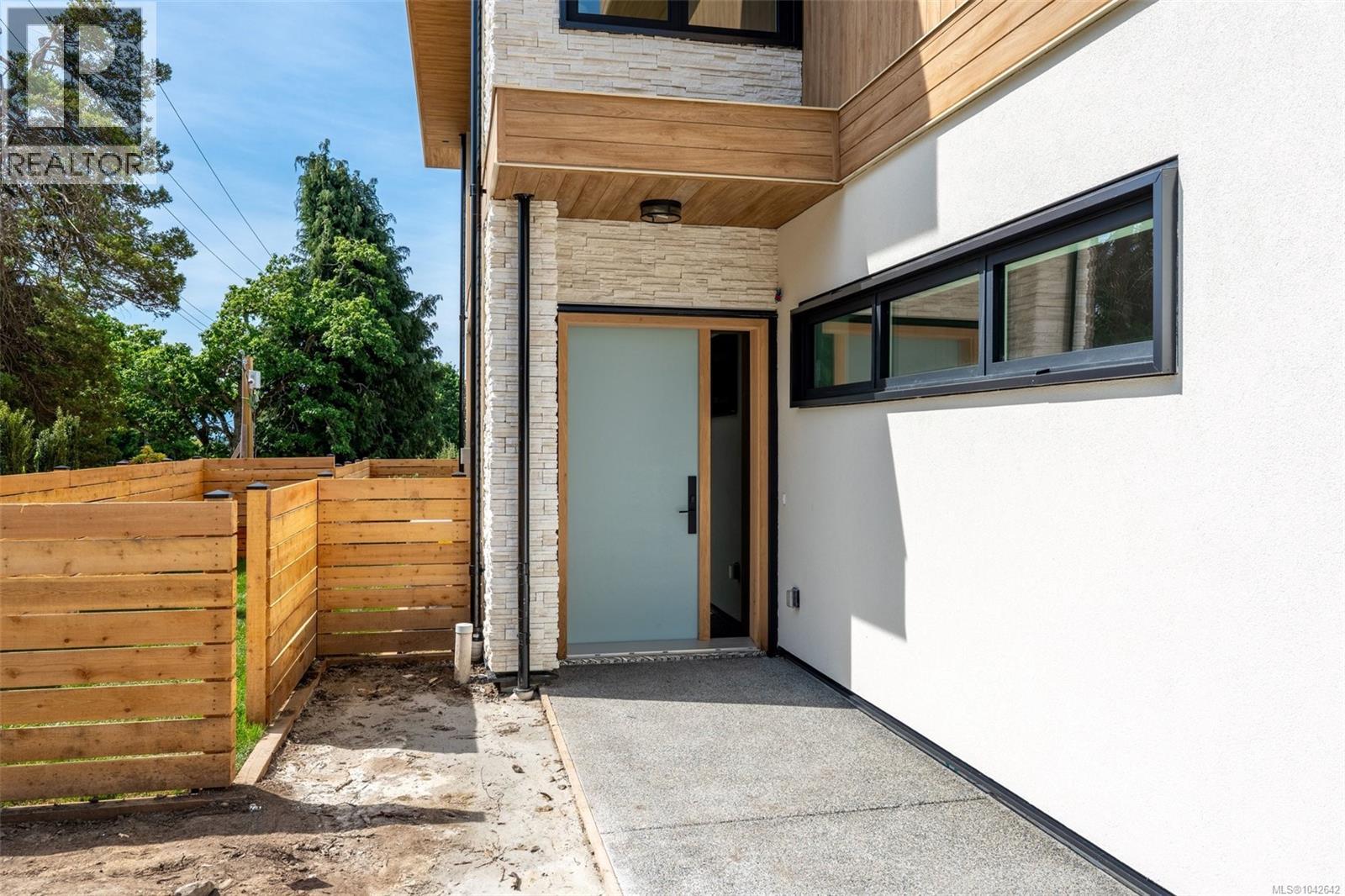 #1 3022 Cadboro Bay Rd - 28