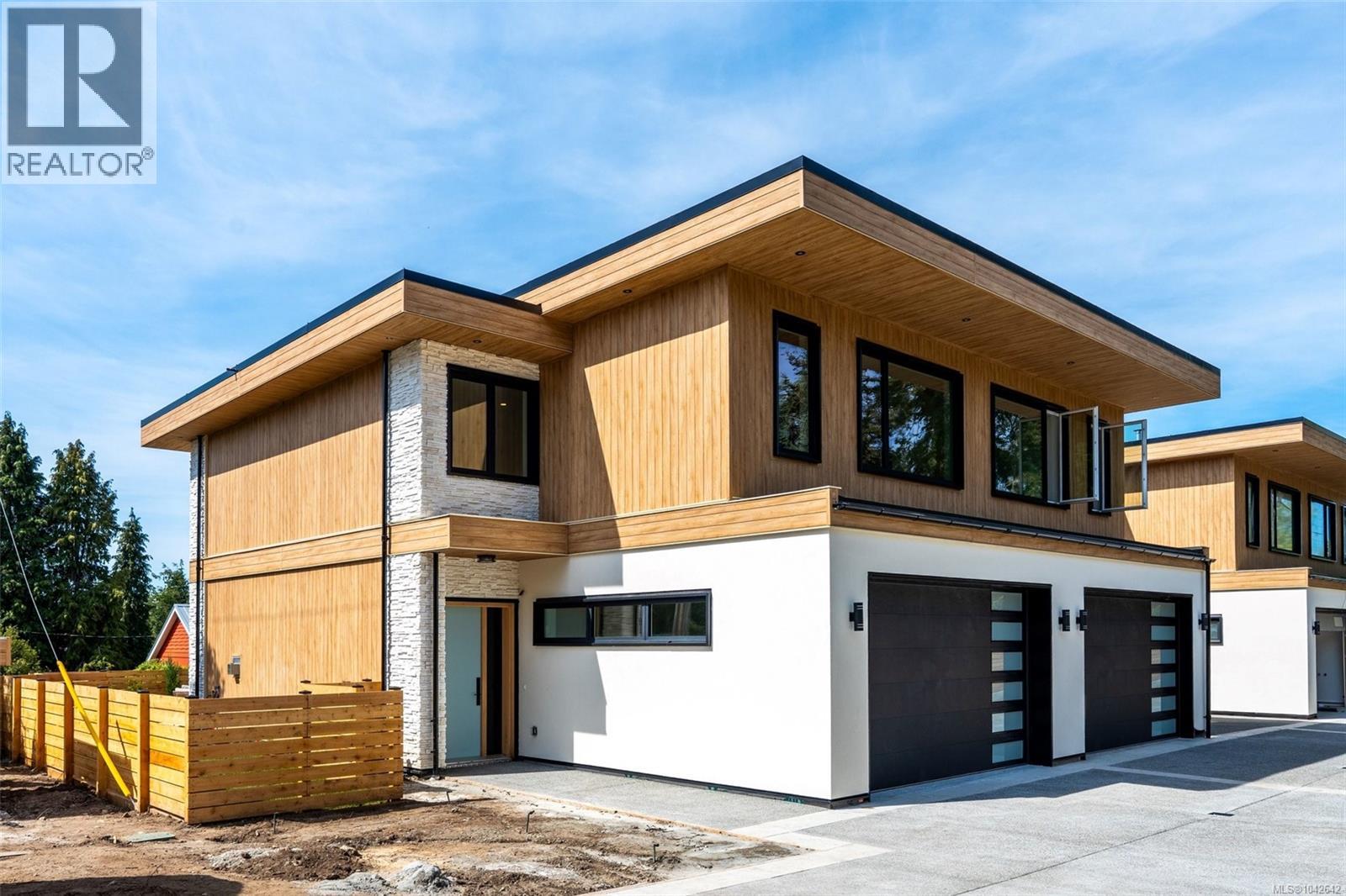 #1 3022 Cadboro Bay Rd - 3