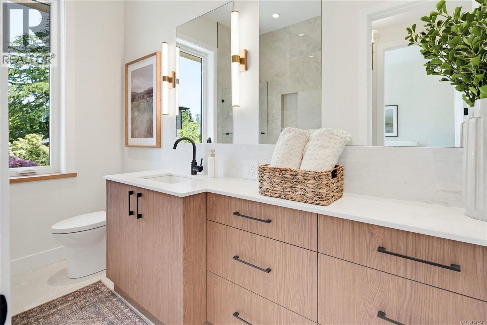 #1 3022 Cadboro Bay Rd - 31
