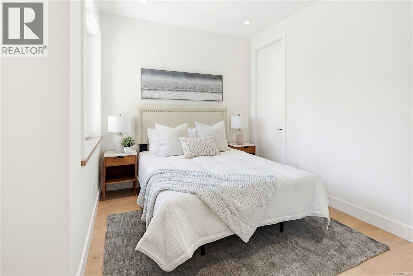 #1 3022 Cadboro Bay Rd - 32