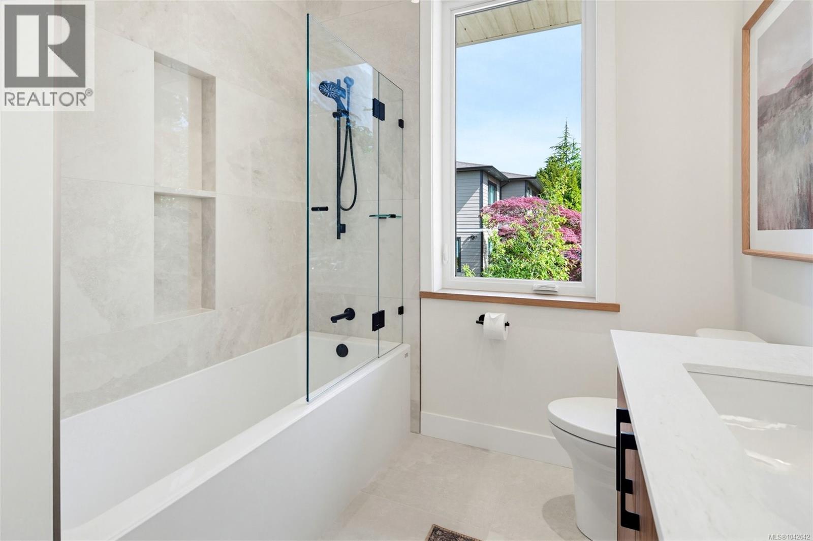 #1 3022 Cadboro Bay Rd - 33