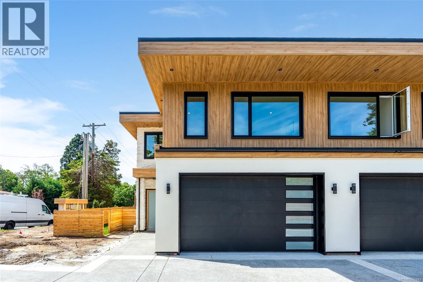 #1 3022 Cadboro Bay Rd - 4