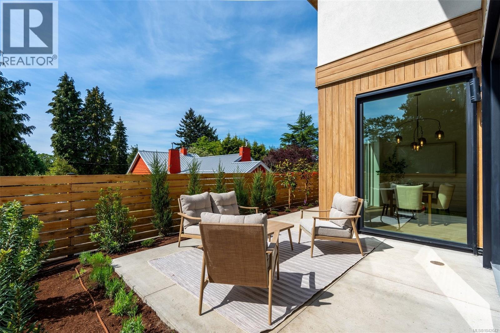 #1 3022 Cadboro Bay Rd - 40