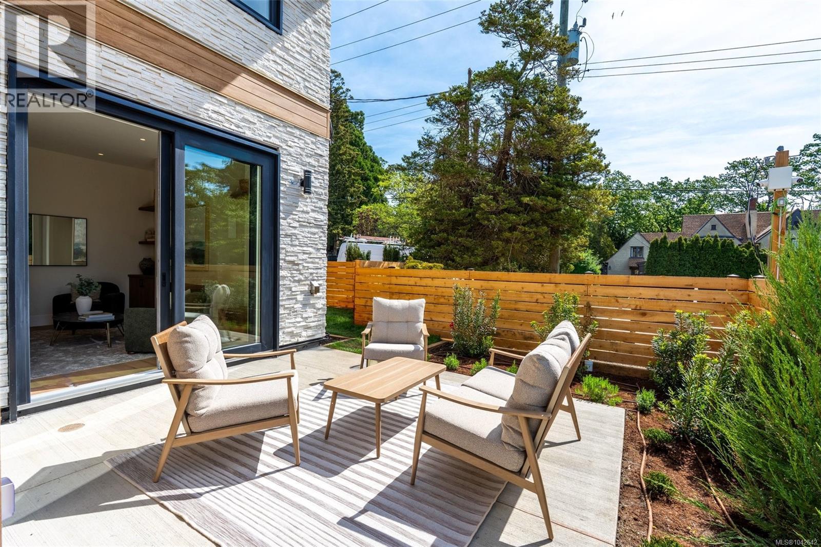 #1 3022 Cadboro Bay Rd - 41