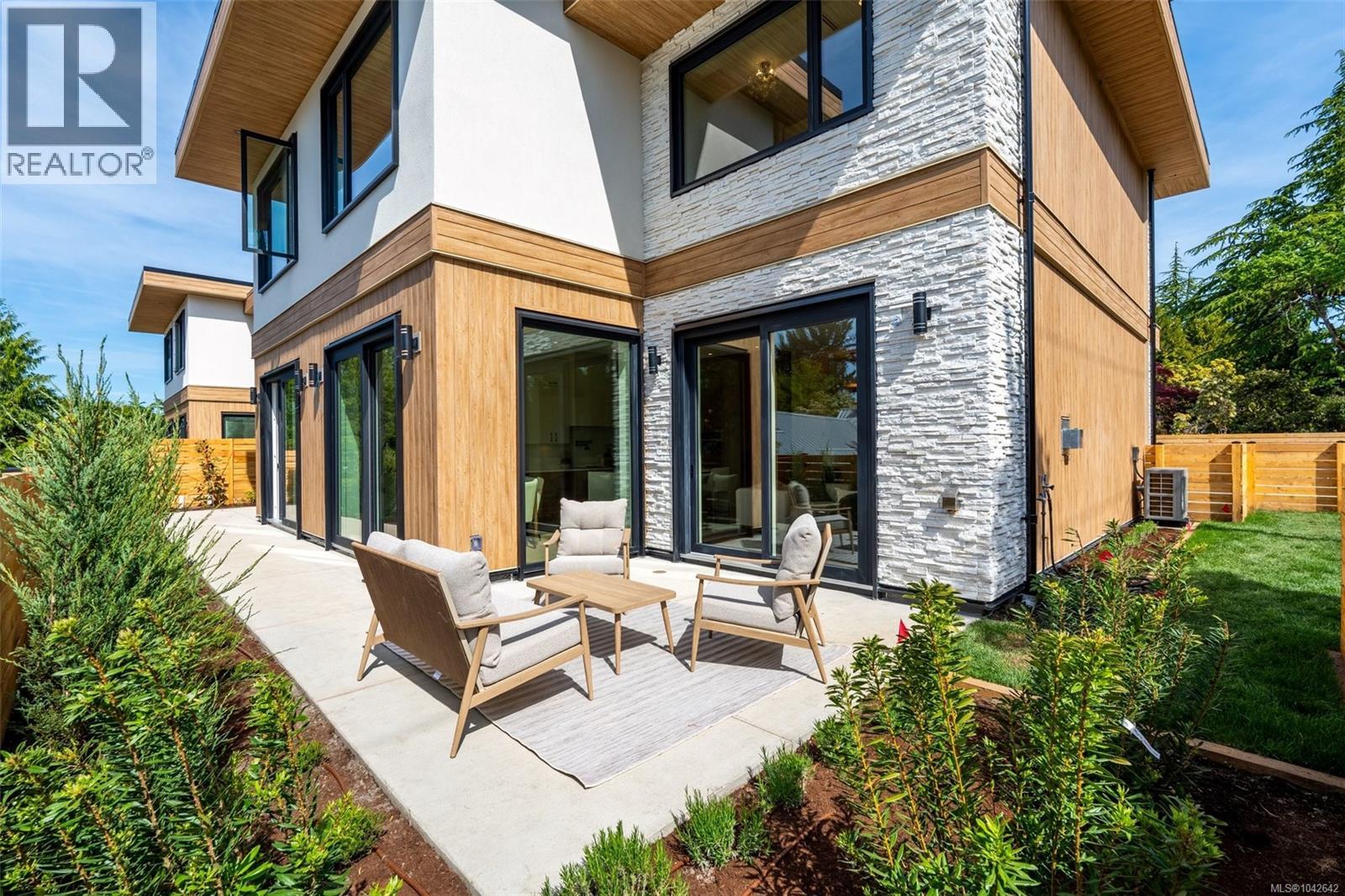 #1 3022 Cadboro Bay Rd - 42