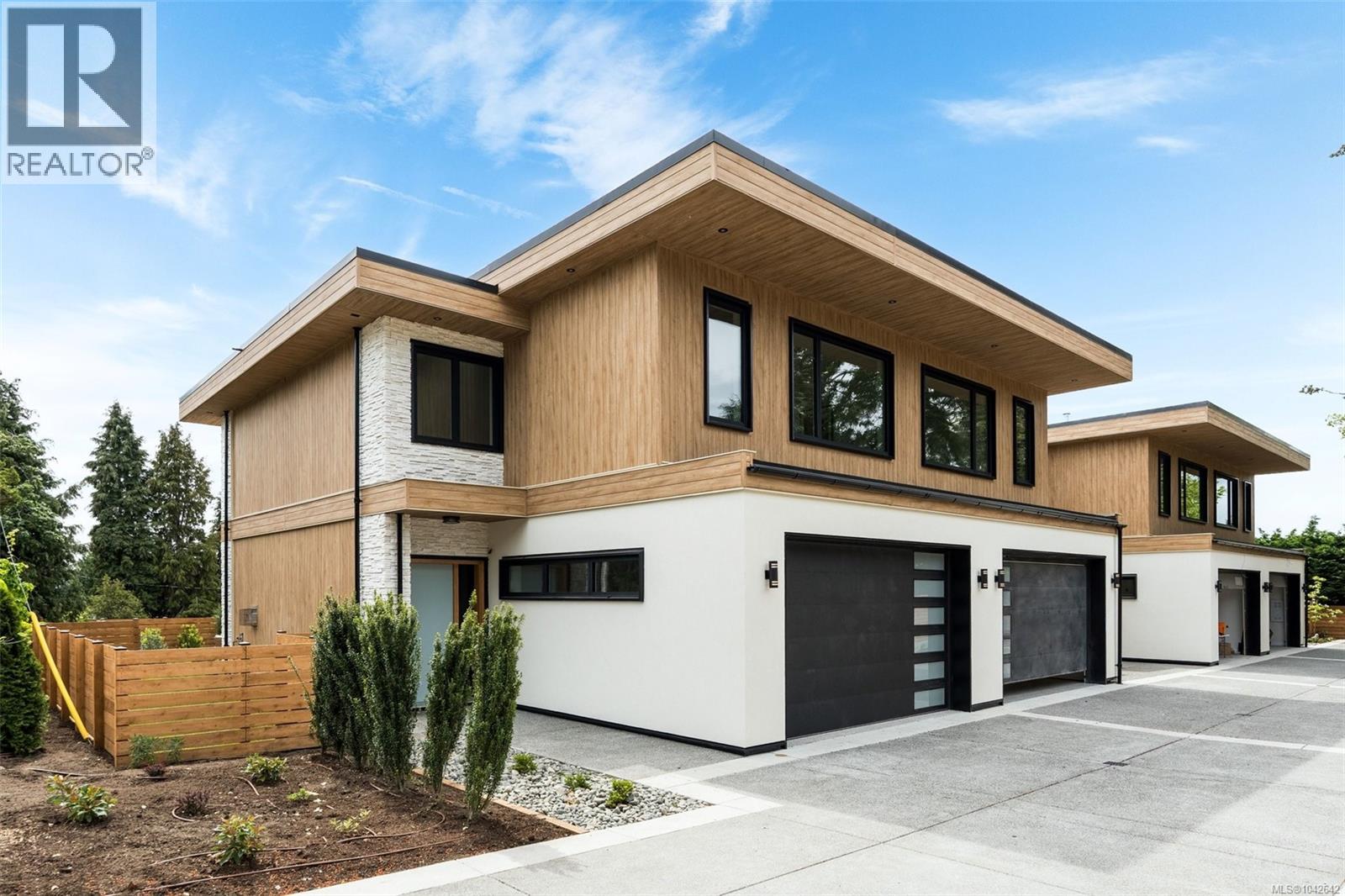 #1 3022 Cadboro Bay Rd - 43