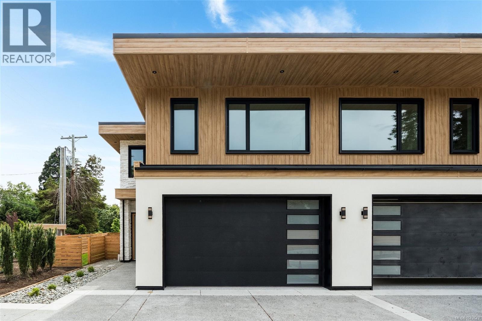 #1 3022 Cadboro Bay Rd - 44