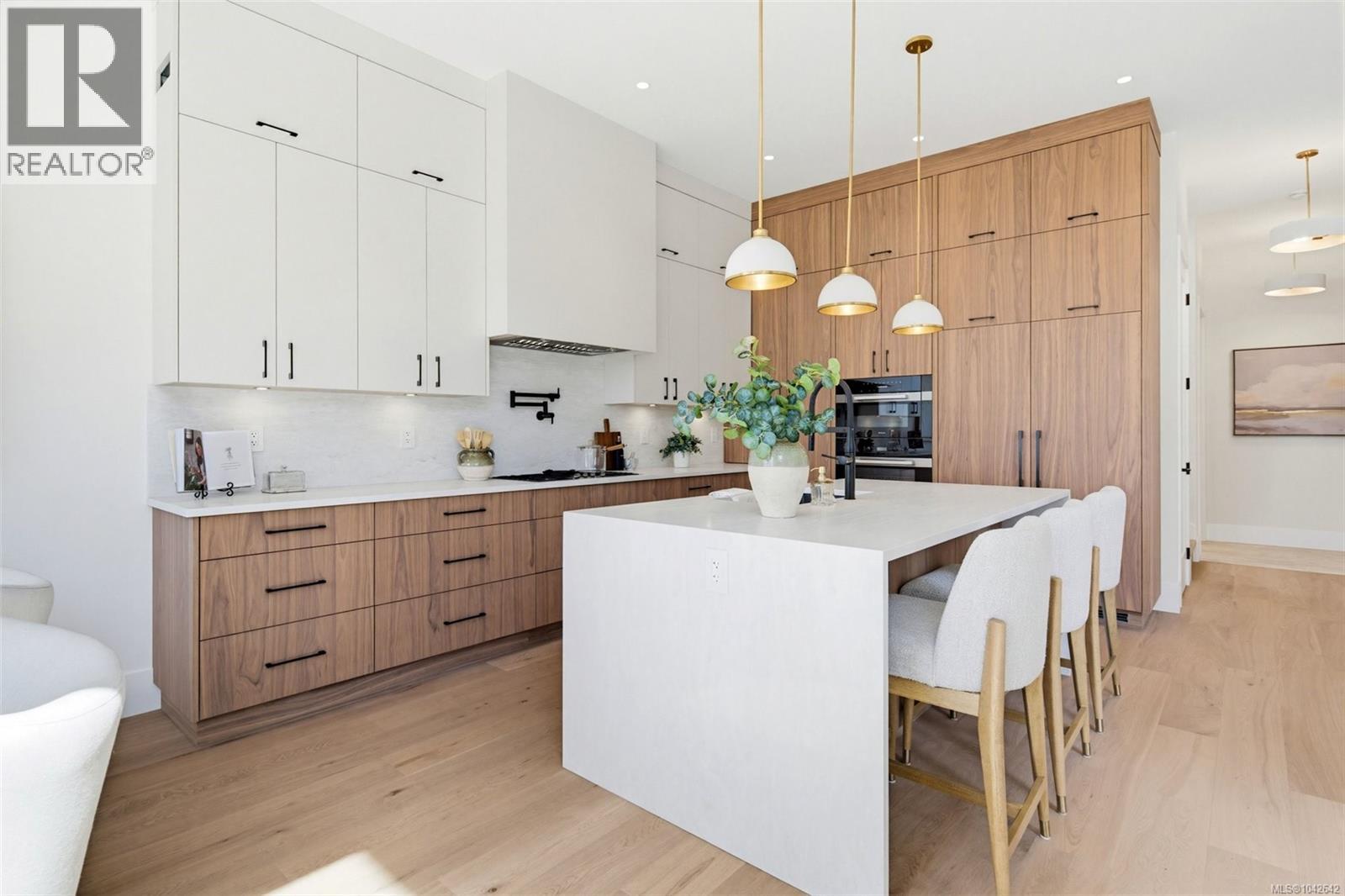 #1 3022 Cadboro Bay Rd - 6