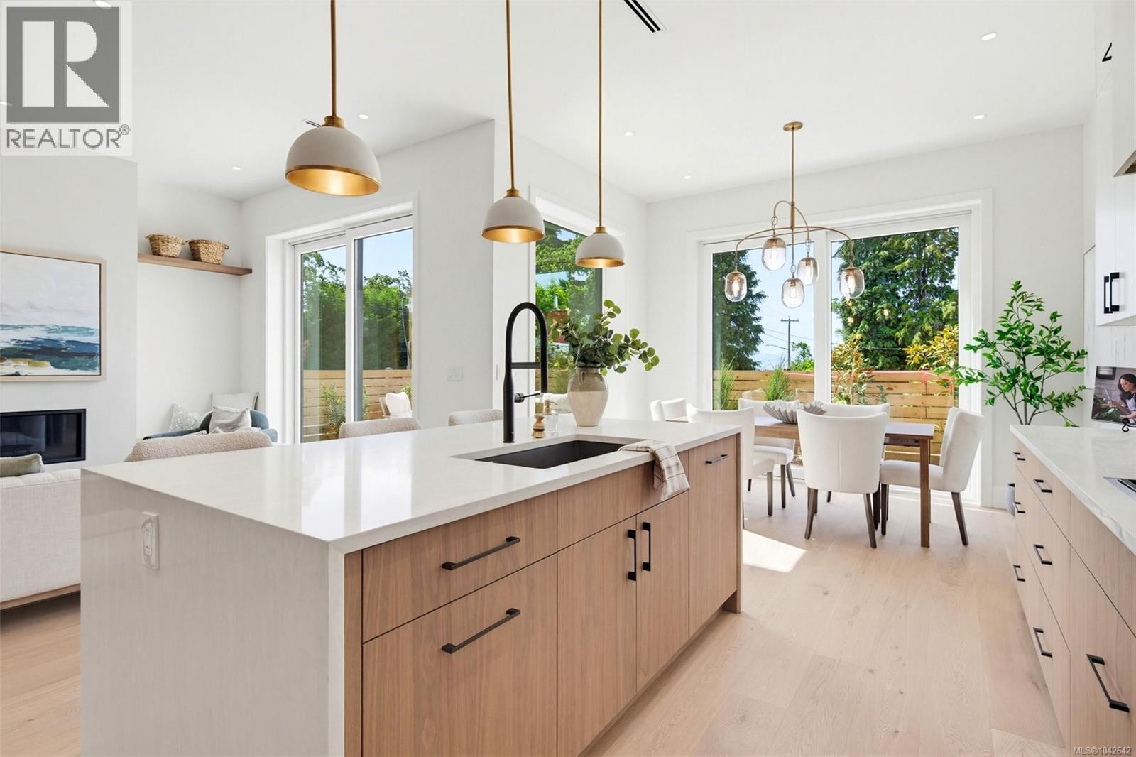 #1 3022 Cadboro Bay Rd - 9