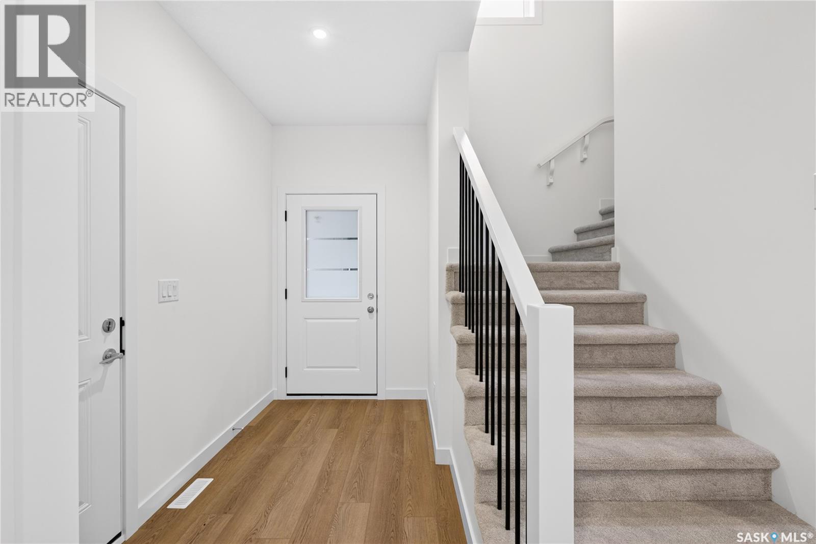 8 830 Brighton BOULEVARD - photo 2