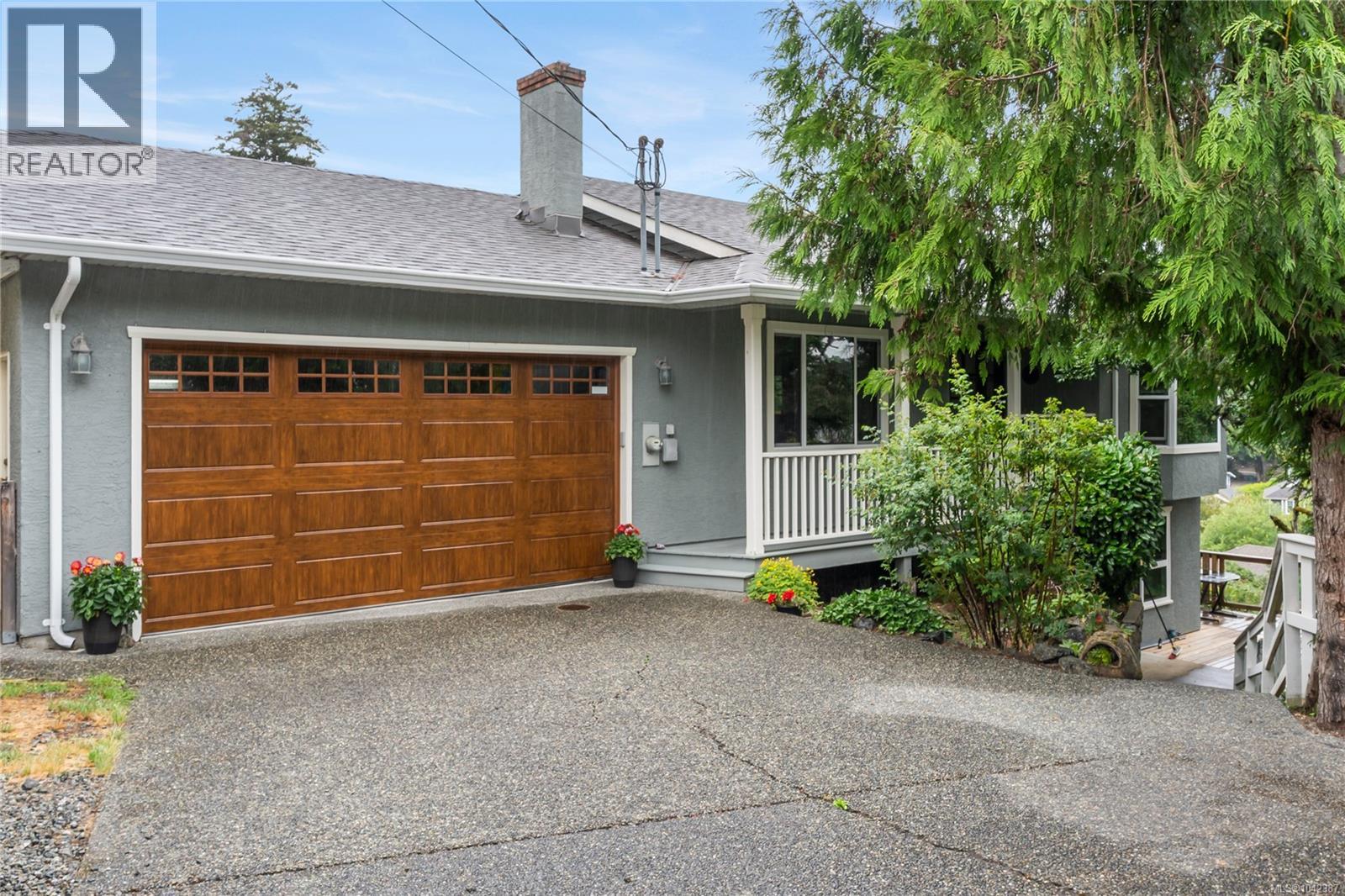 1071 Hyacinth Ave, Saanich