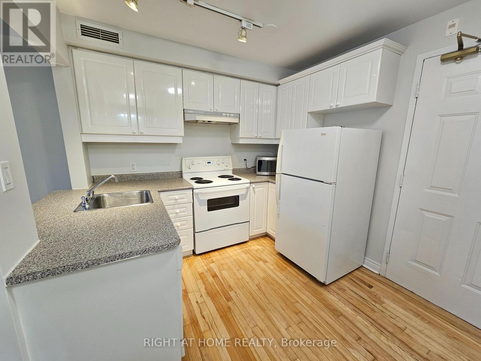 Photo of 524 Yonge Street