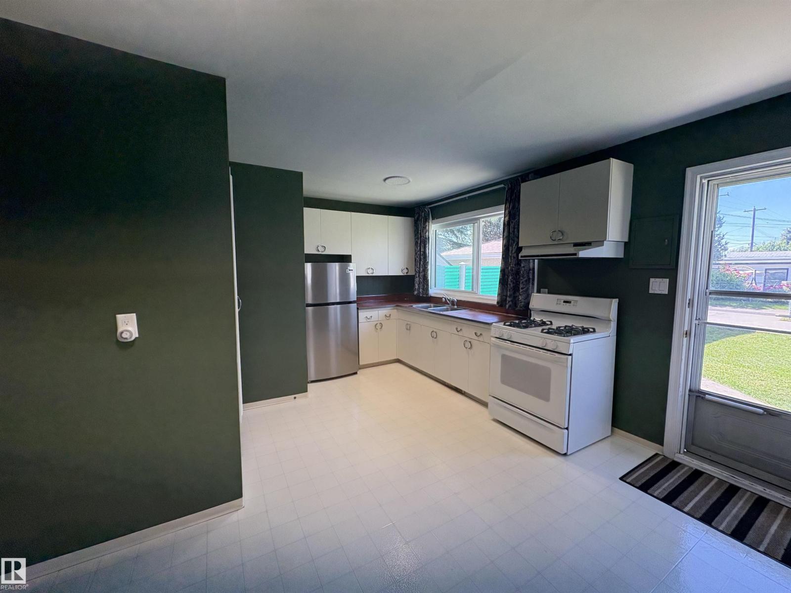 13032 90 ST NW - 8