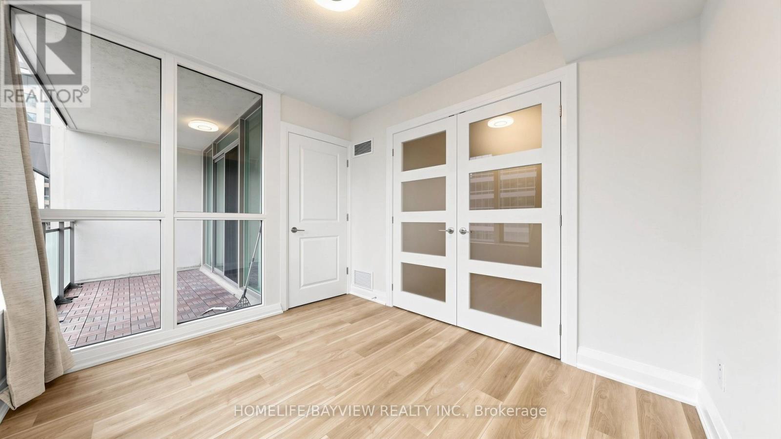 #1015 18 PARKVIEW AVENUE - 20