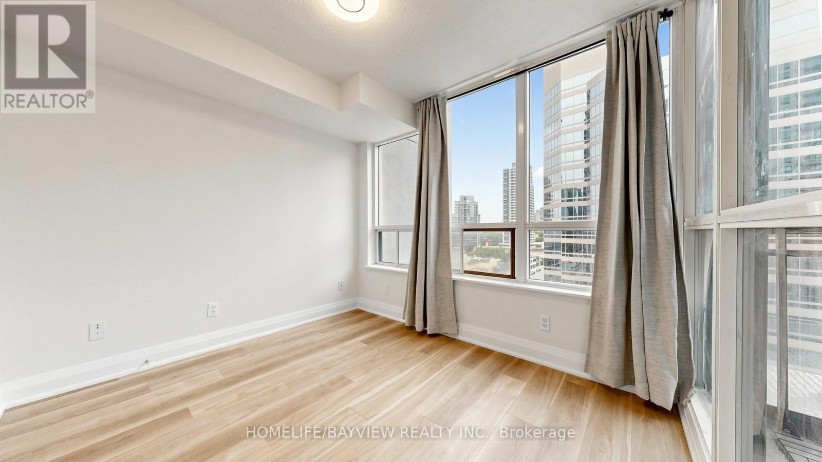 #1015 18 PARKVIEW AVENUE - 18