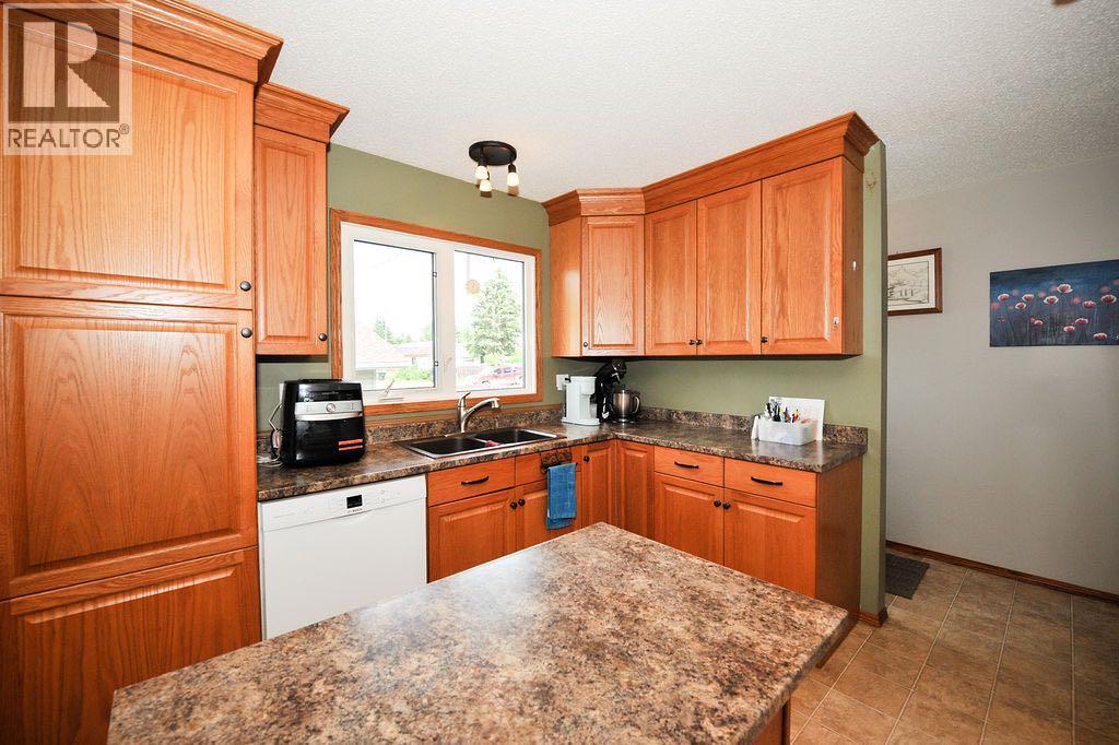 6606 44 Avenue - 7