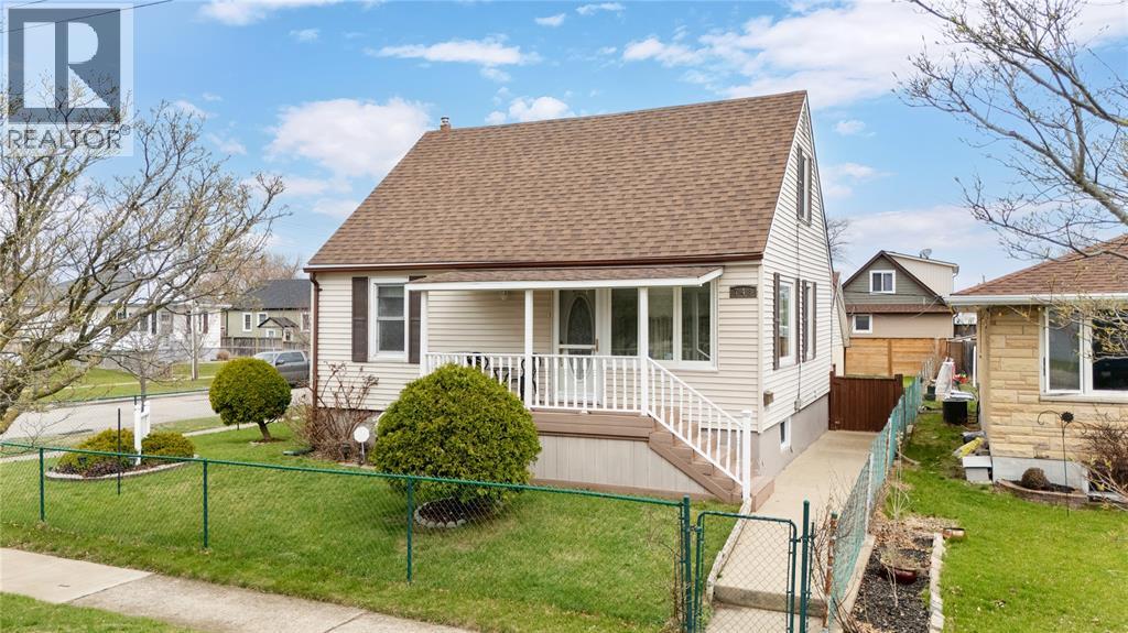 748 Alexander STREET - 1