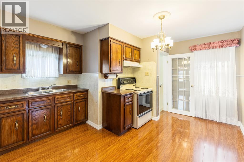 748 Alexander STREET - 11