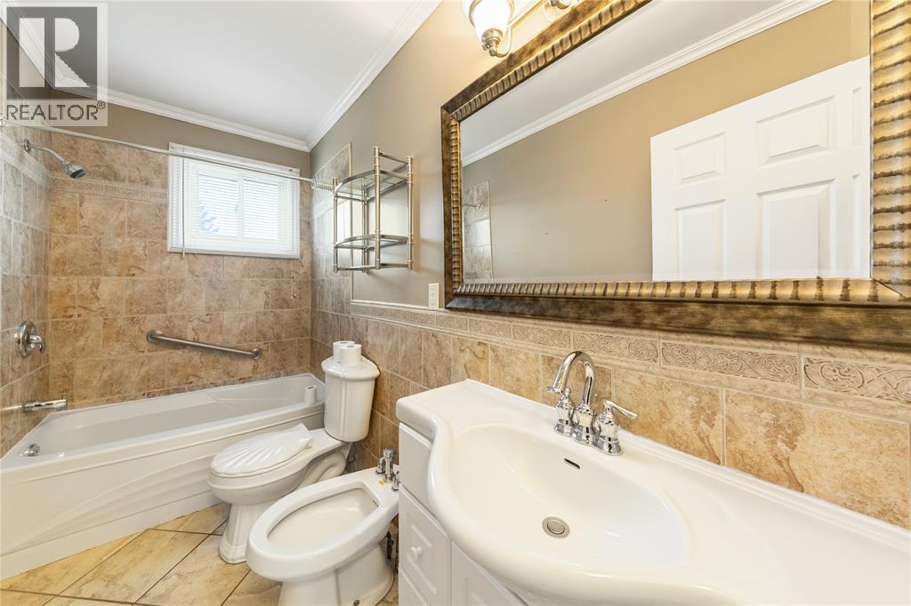 748 Alexander STREET - 16