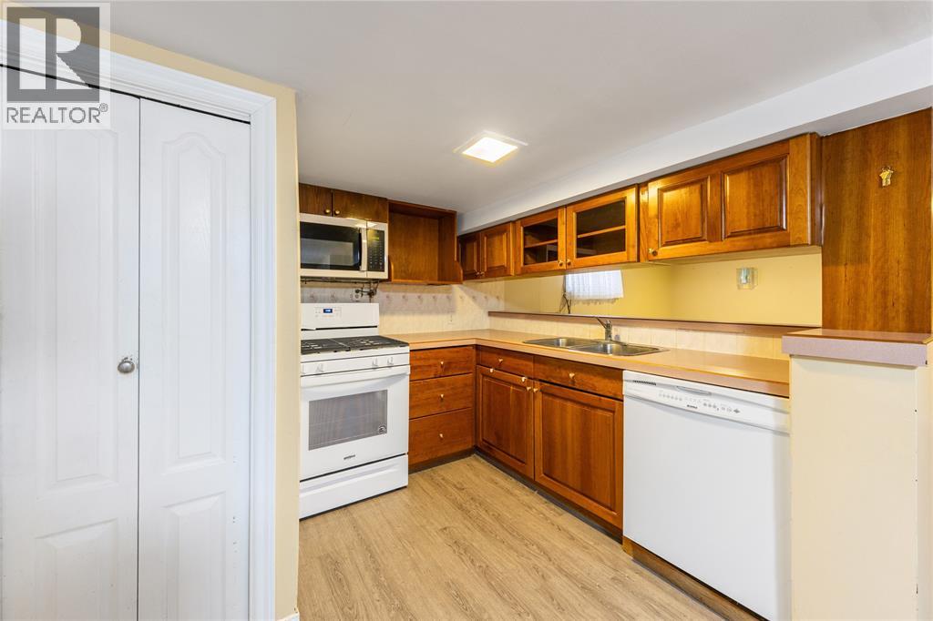 748 Alexander STREET - 18