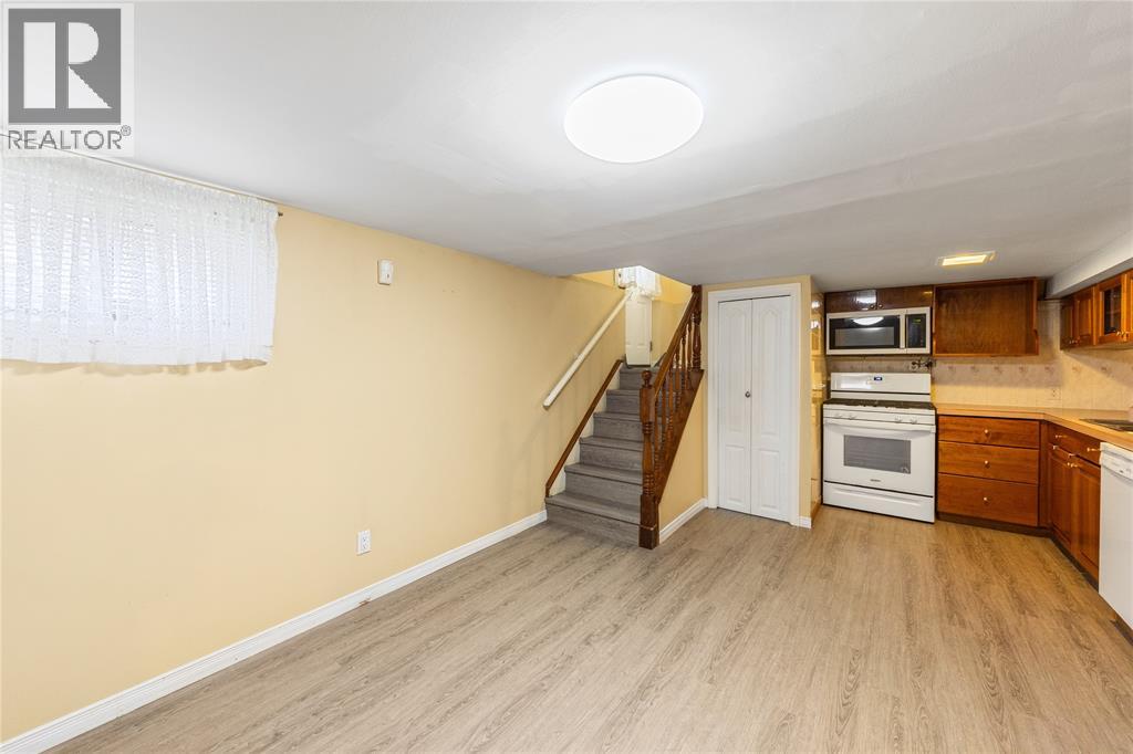 748 Alexander STREET - 19