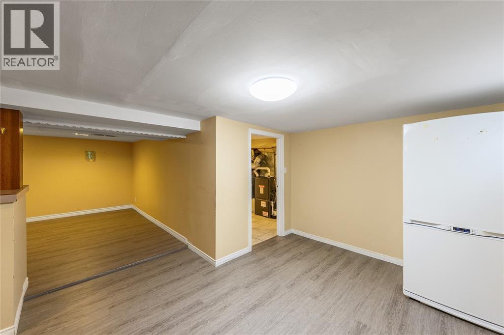 748 Alexander STREET - 21