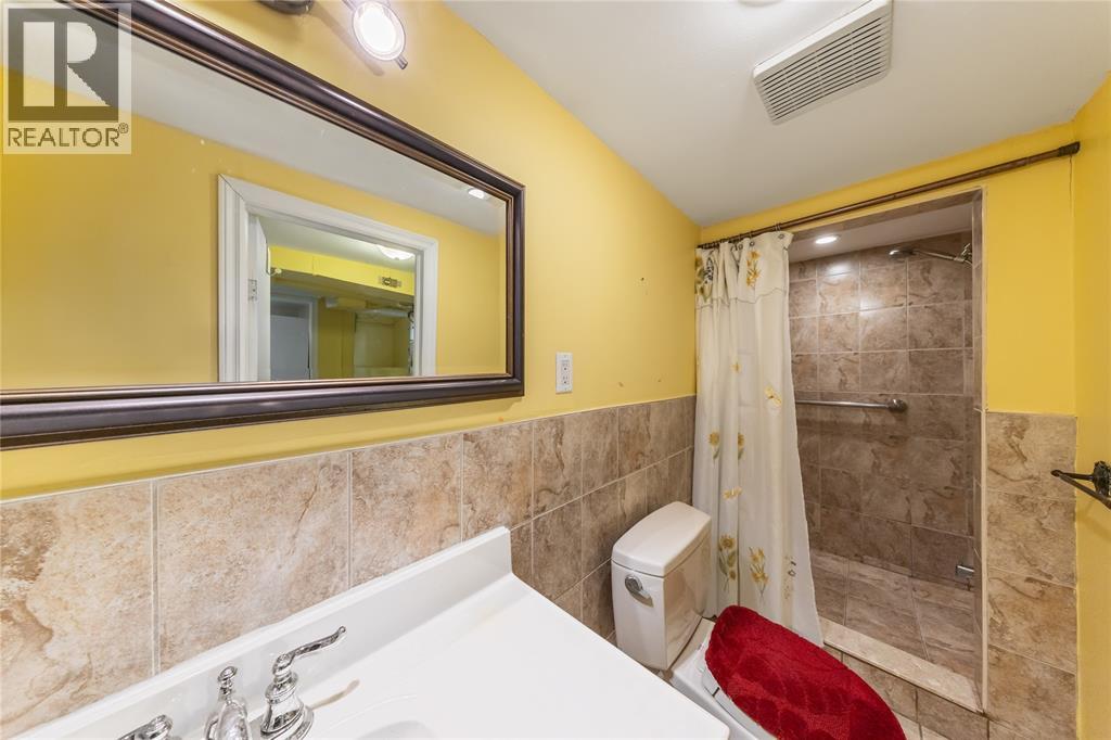 748 Alexander STREET - 24