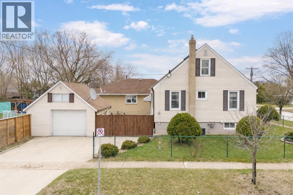 748 Alexander STREET - 3