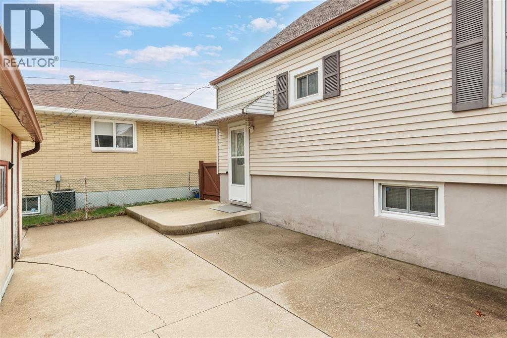 748 Alexander STREET - 4