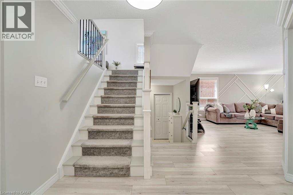35 DUBRICK Crescent - 18