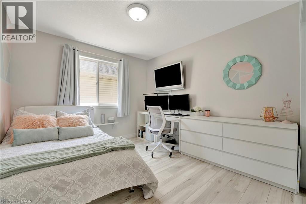 35 DUBRICK Crescent - 26