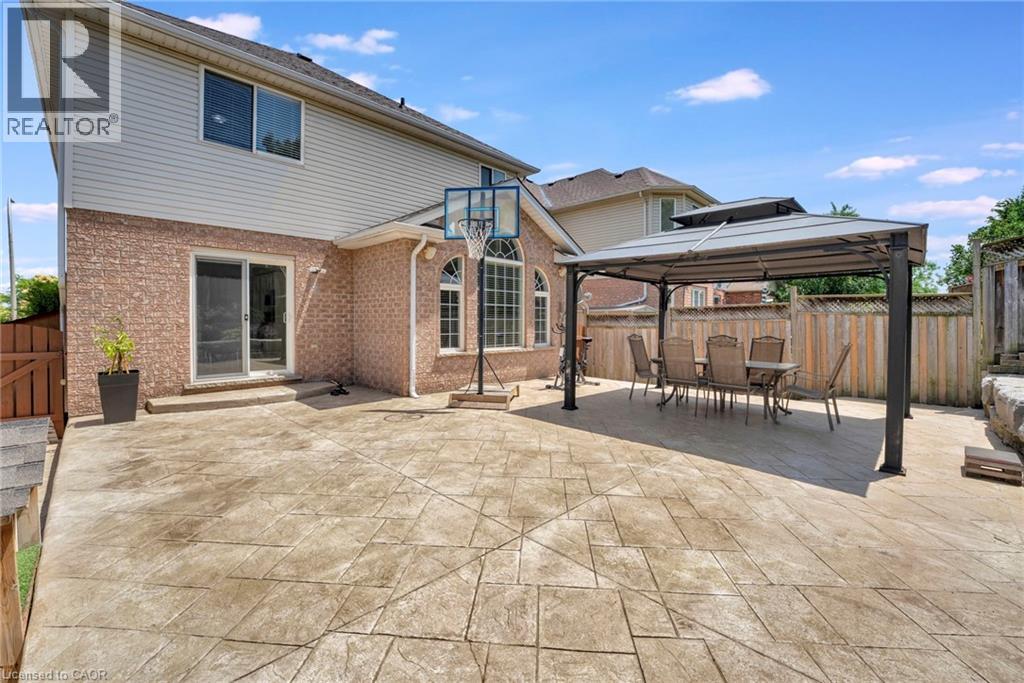 35 DUBRICK Crescent - 38