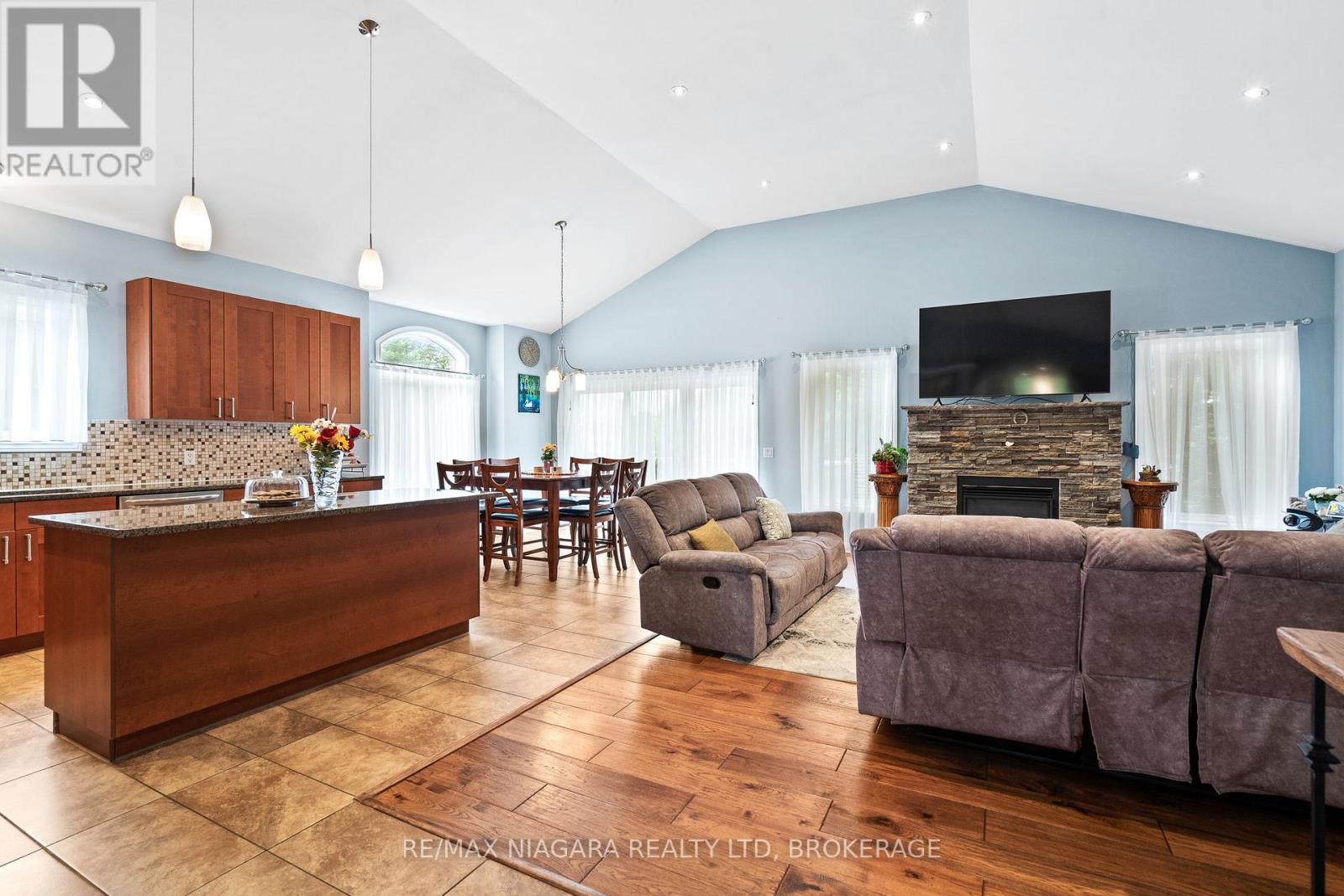 255 LAKESHORE ROAD - 6