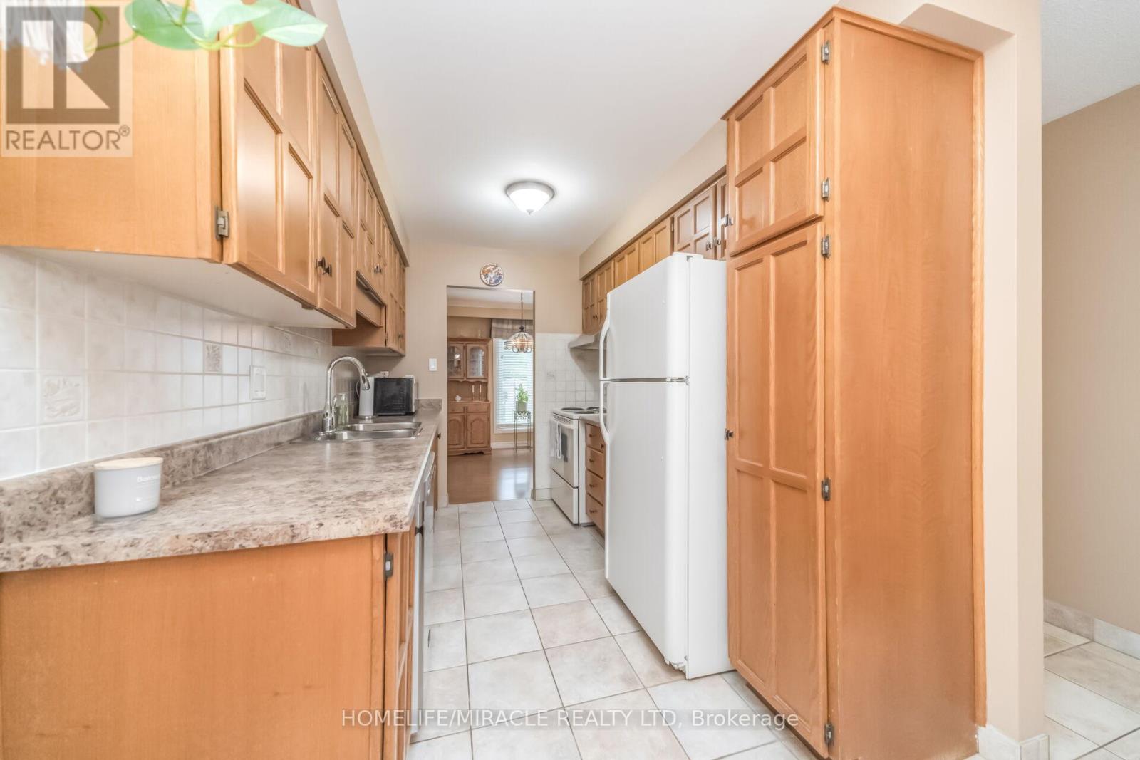 37 BLACKTHORN LANE - 14