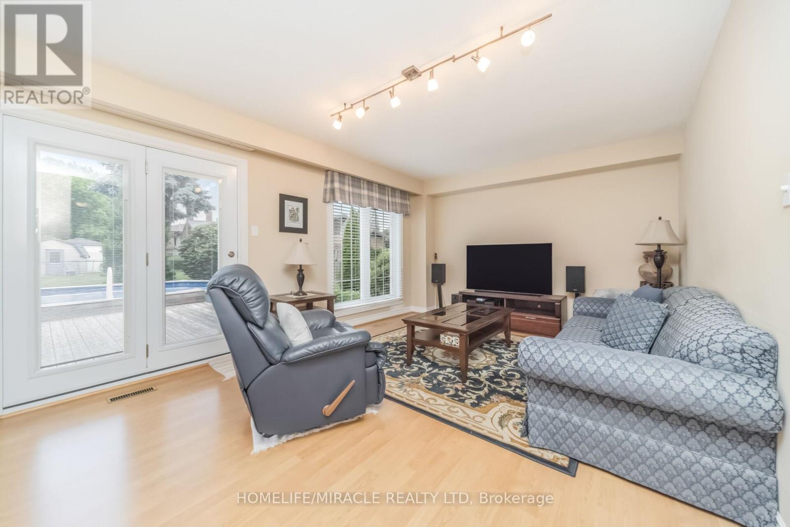 37 BLACKTHORN LANE - 6