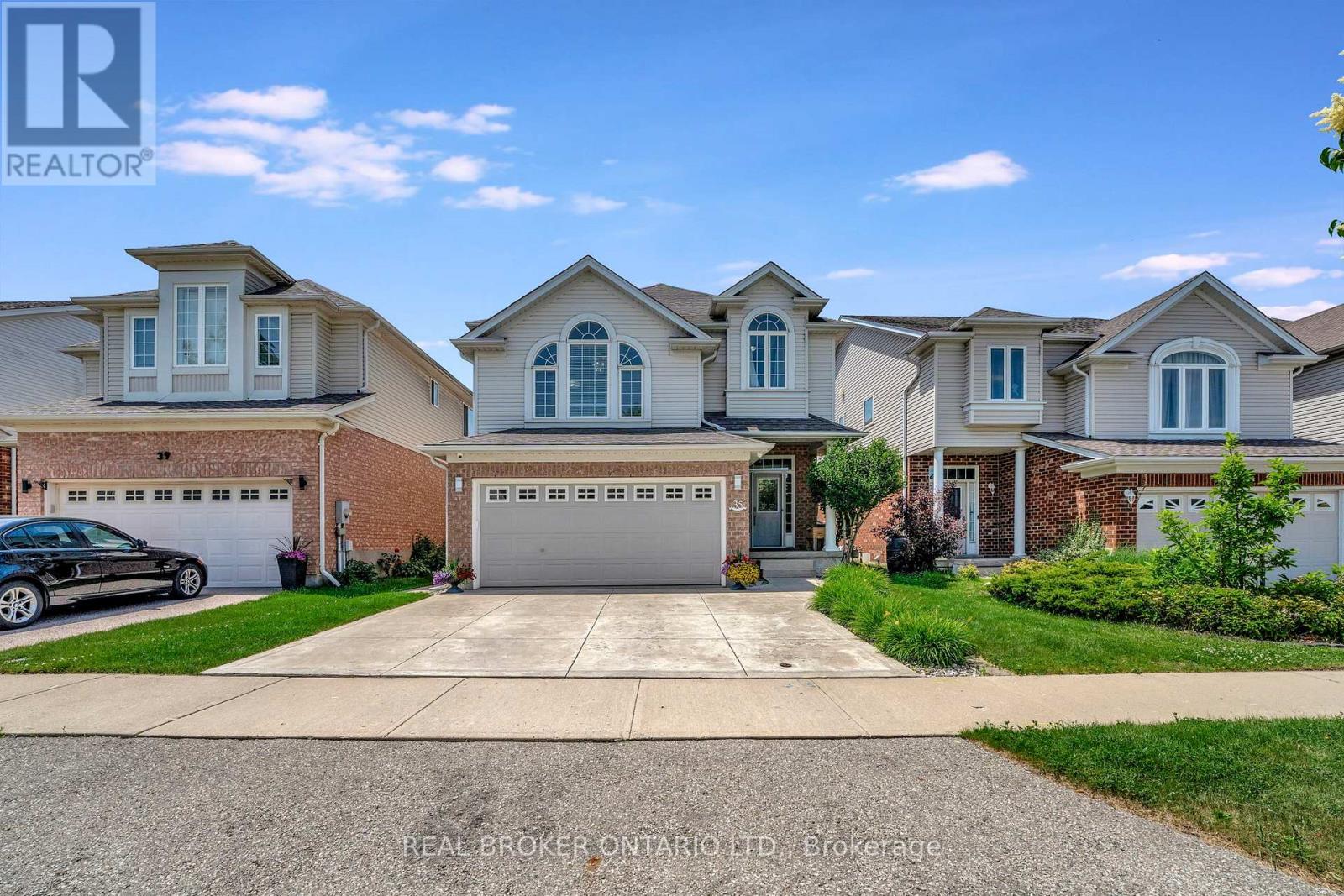 35 DUBRICK CRESCENT - 2