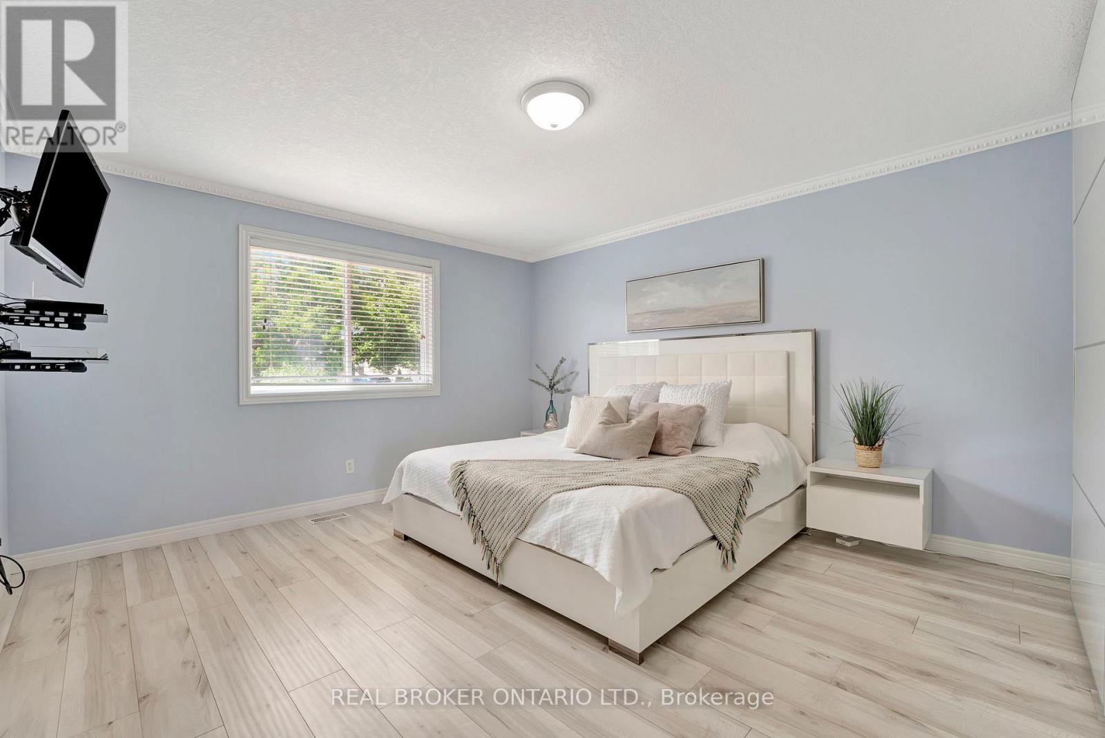 35 DUBRICK CRESCENT - 22