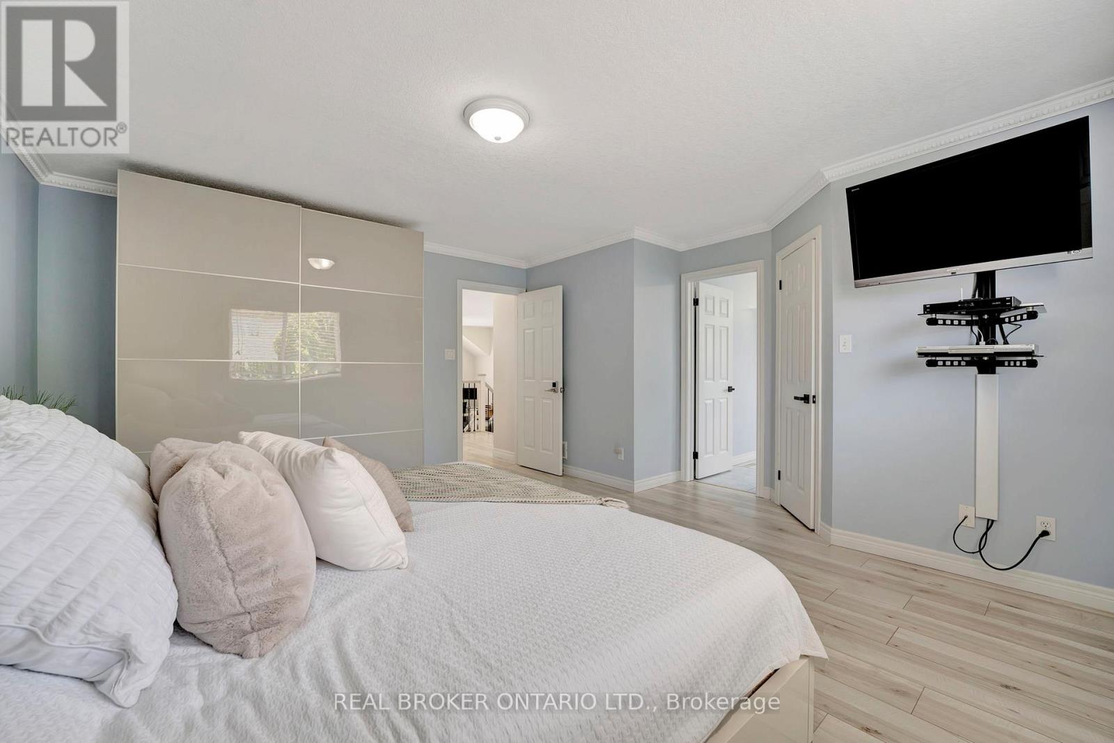 35 DUBRICK CRESCENT - 23