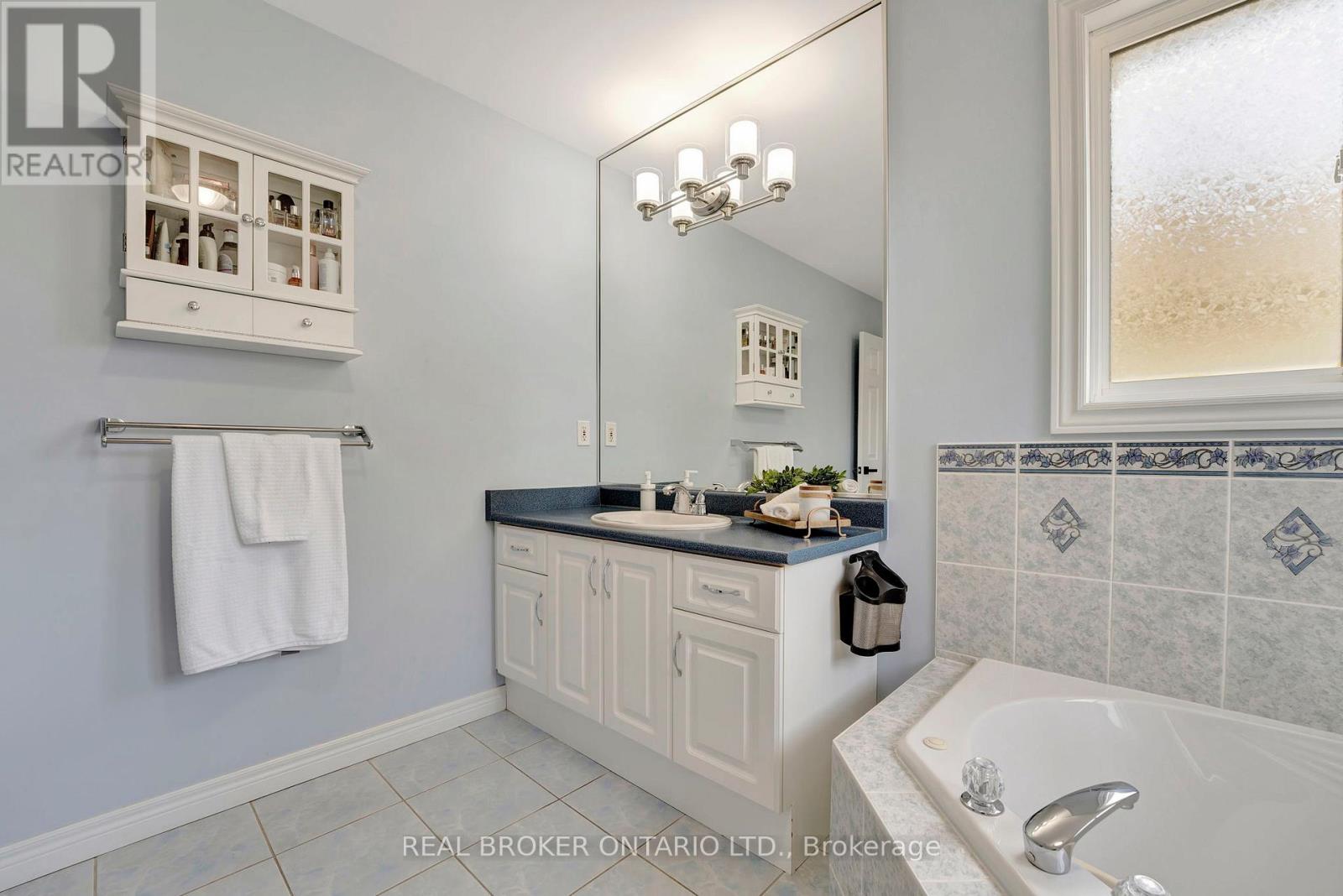 35 DUBRICK CRESCENT - 24