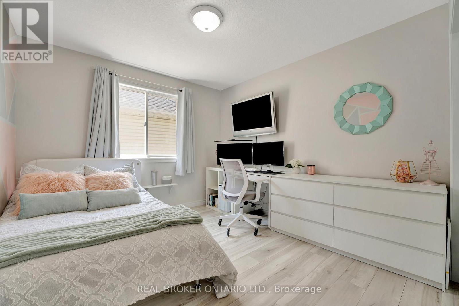 35 DUBRICK CRESCENT - 26