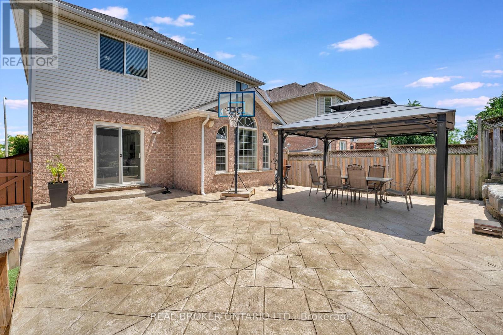 35 DUBRICK CRESCENT - 38